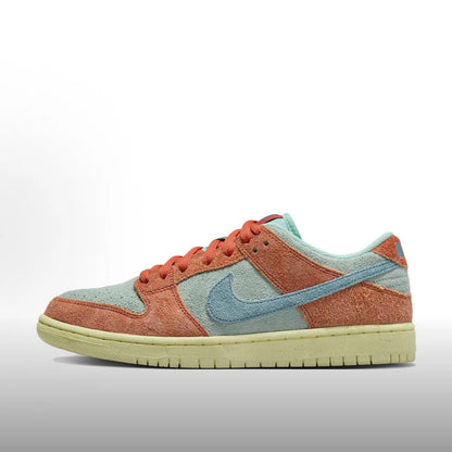 Nike Dunk SB Trendy and minimalist, these everyday casual sneakers offer comfort and durability. HF5441-100