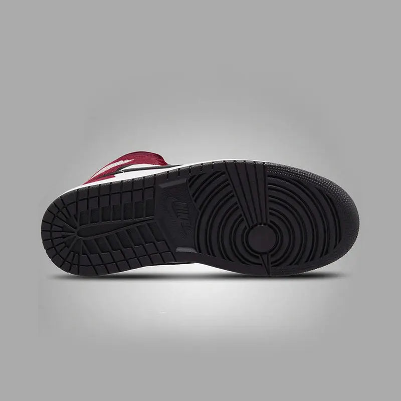 Nike Air Jordan 1 IQC493-600, baskets montantes pour hommes, chaussures de basketball rétro rouge, blanc et noir, dessus en cuir, style streetwear.
