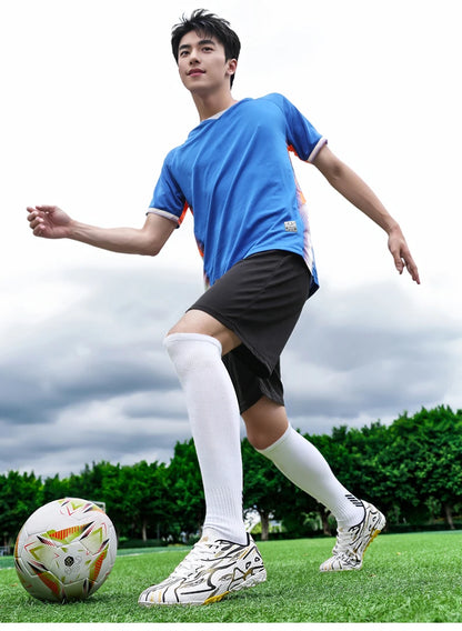 Nouvelles chaussures de football professionnelles pour hommes, chaussures de football antidérapantes, unisexes, respirantes, chaussures de futsal, nouvelles chaussures à crampons, livraison directe, ultralégères