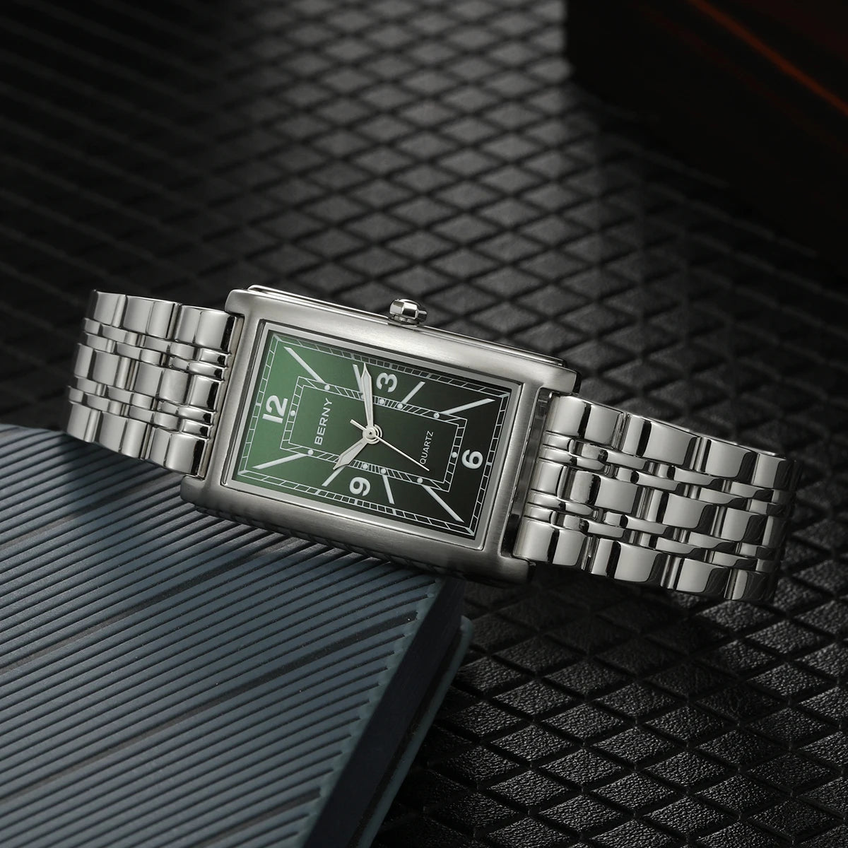Reloj cuadrado para hombre BERNY – Movimiento de cuarzo, esfera con números romanos, indicación luminiscente, caja de acero inoxidable 316L – Reloj rectangular elegante y desenfadado
