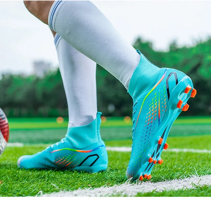 Chaussures de football à crampons multiples, semelle extérieure en caoutchouc à crampons courts et denses, semelle intermédiaire en EVA amortissante, tige synthétique douce et respirante, confort