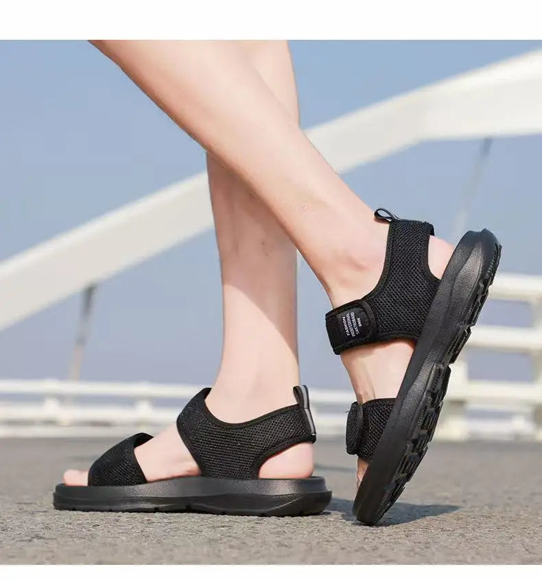 Une paire de sandales de sport simples, légères et neuves, style été, chaussures de conduite antidérapantes pour hommes, chaussures de plage, résistantes à l'usure, grande taille, chaussures à velcro