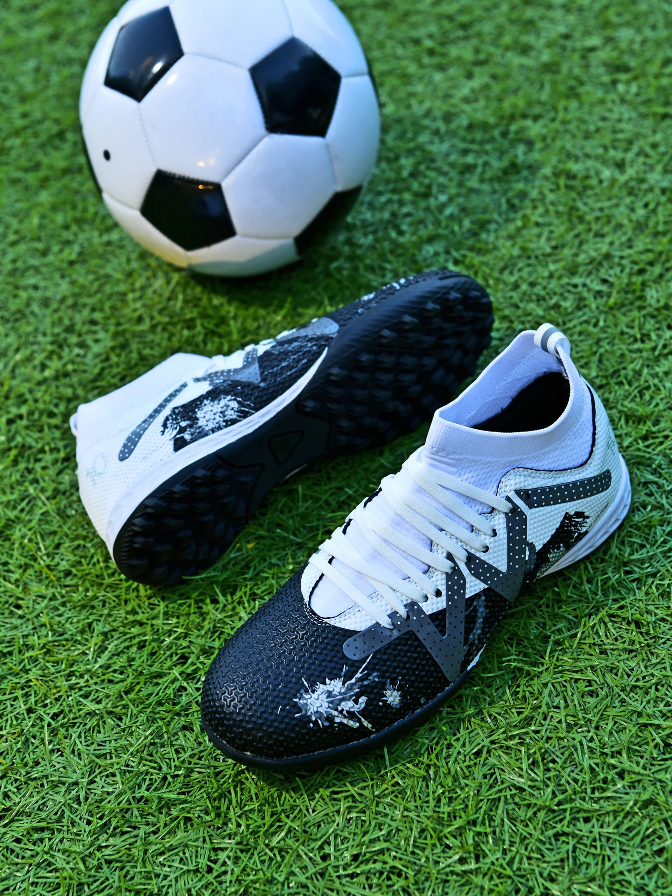 TF Turf Soccer Shoes PU Fabric Breathable Upper Rubber Sole Wear Resistant Anti Slip Men Women Kids Youth Training Sneakers