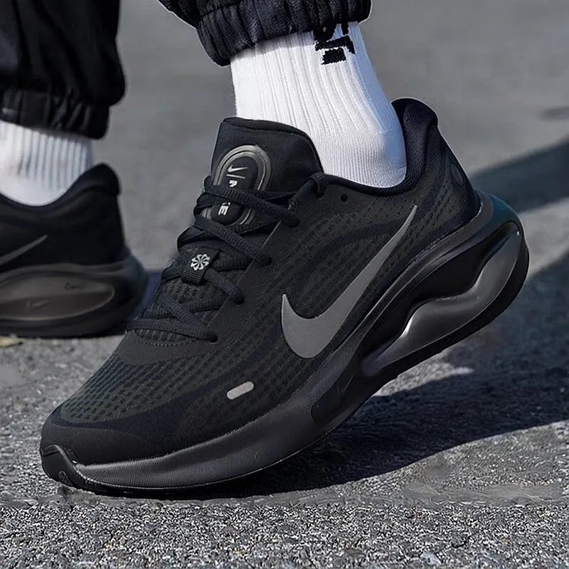 Nike Authentic Journey Run, chaussures de course pour hommes, modèle FN0228-009, légères, avec empiècement en mesh et amorti, idéales pour l'entraînement.