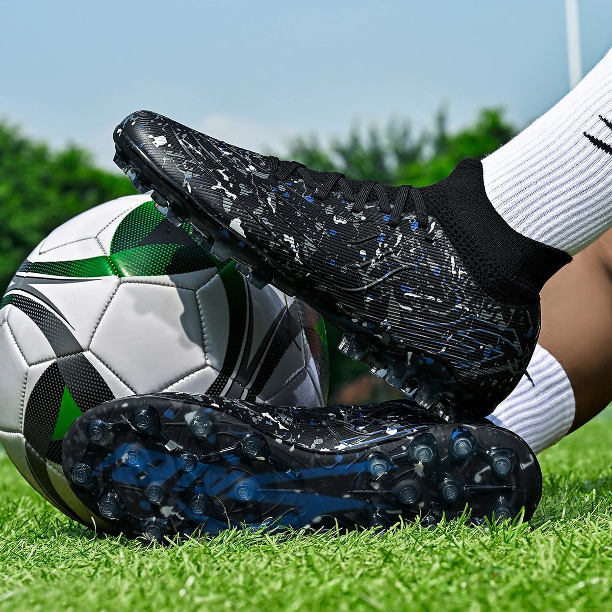 Chaussures de football pour hommes, crampons pour terrain en gazon, protection renforcée de la cheville, semelle intérieure absorbant les chocs, pour terrains en gazon naturel dur et légèrement artificiel.