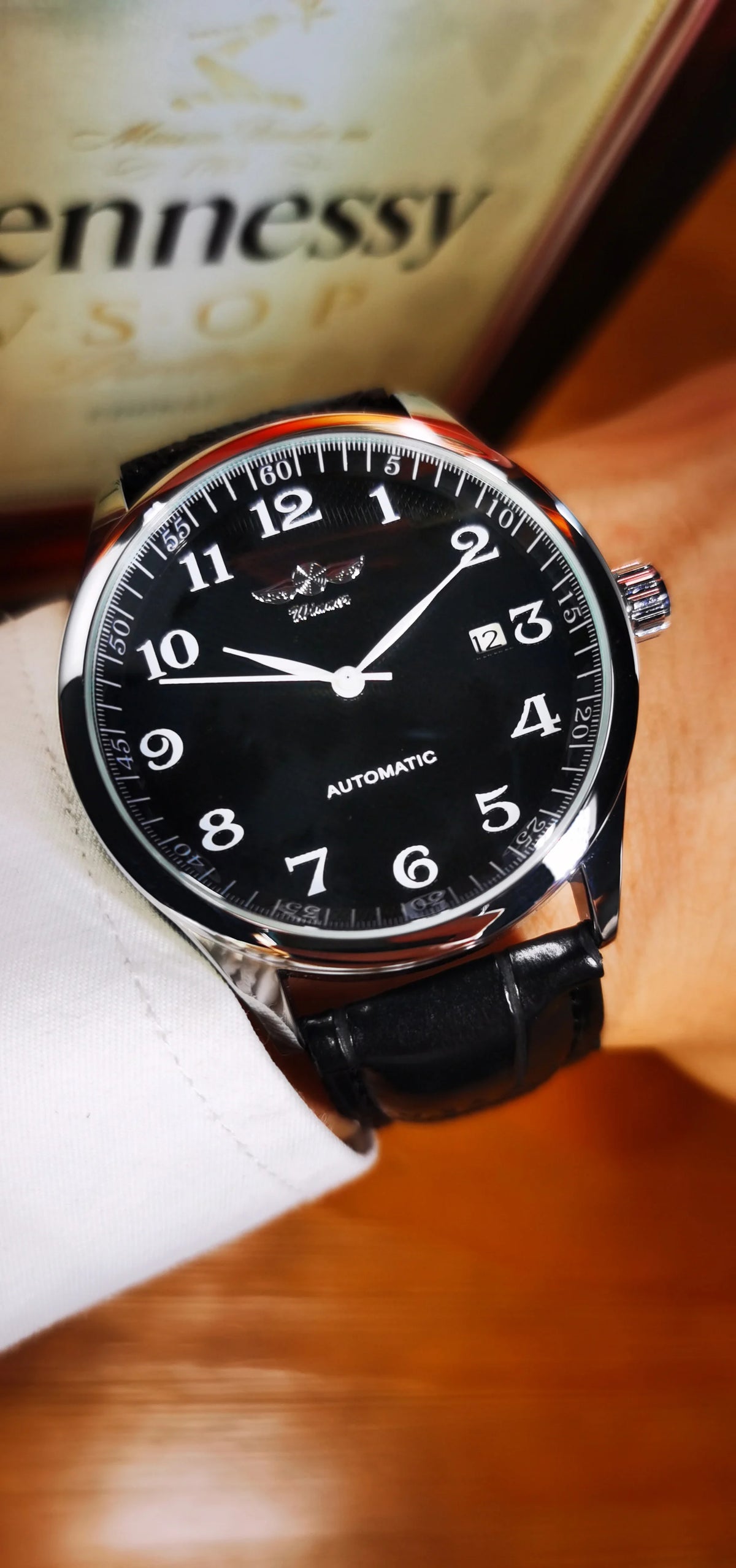 Reloj clásico para hombre: estilo retro con calendario y agujas azules, movimiento mecánico automático, marca de prestigio, caja de acero y correa de piel