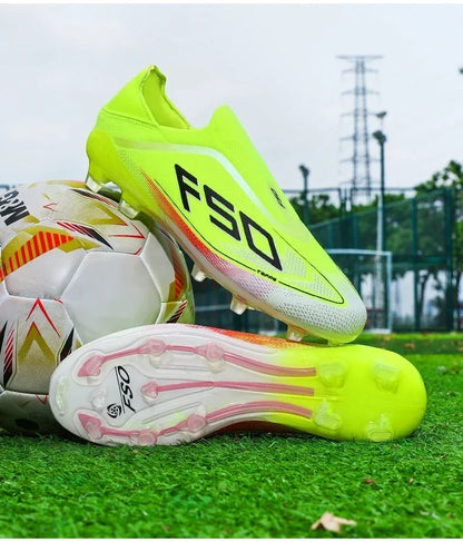 Nouvelles chaussures de football pour hommes, antidérapantes, à tige haute, pour terrain en herbe, chaussures de sport pour garçons, crampons d'extérieur très vendus, de haute qualité et légers.