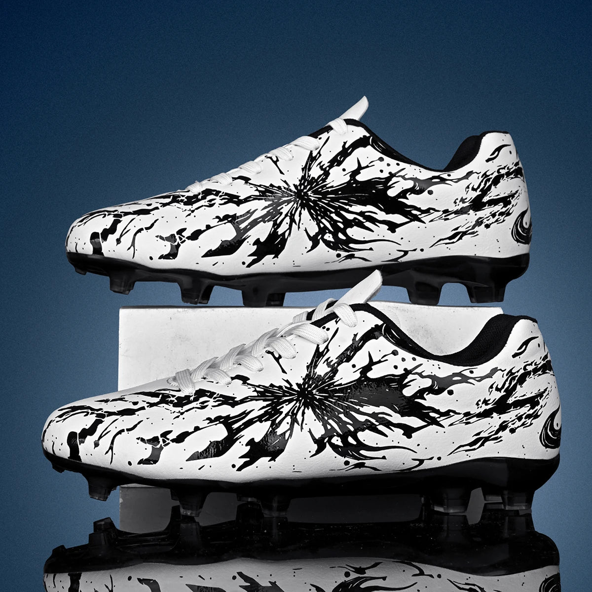 Chaussures de football pour hommes, modèle AG FG, tige en tricot ultra-léger, soutien stable de la voûte plantaire, idéales pour les entraînements prolongés sur terrain de gazon extérieur.